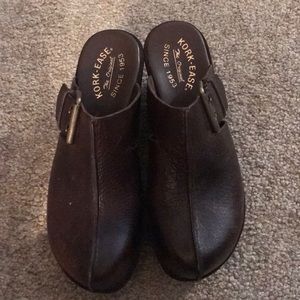NEW! Kork-Ease brown clogs size 8